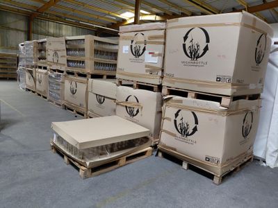 de nombreux cartons et palettes empilés les uns sur les autres dans un entrepôt