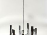un lustre chromé composé de six cylindres chromés et d'un sommet en bois