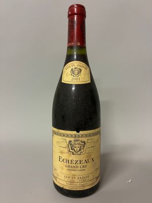l'image d'une bouteille de vin posée sur une table