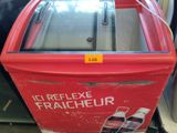 une boîte rouge sur laquelle est accrochée une étiquette indiquant « refflexe fraicheur »