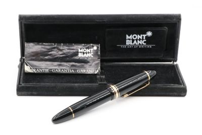 Stylo plume Montblanc noir et or, présenté dans un coffret noir