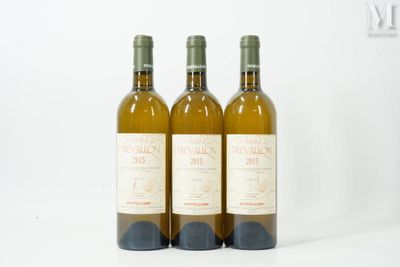 trois bouteilles de vin posées l'une à côté de l'autre sur une table
