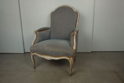 une image représentant une chaise dont le dossier est recouvert d'un tissu bleu