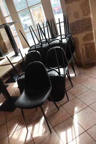 Quatorze chaises modernes coques garnie de simili cuir noir