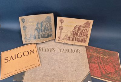 cinq livres posés sur une table, sur fond bleu