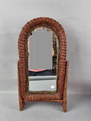 une chaise en osier avec un miroir fixé au dossier