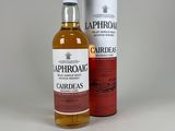 une bouteille de whisky Laphroa Cardeas à côté d'une boîte en carton