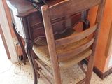 un bureau avec un téléphone et une chaise devant