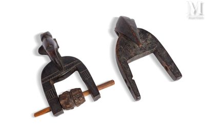 une paire de vieilles pinces sur fond blanc, avec un manche en bois