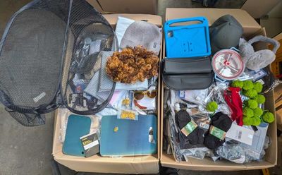 228 / 1 palette de 150 kg de mix ( déguisement, planch…