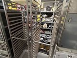 les nombreux rayons de produits alimentaires exposés dans le magasin