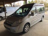 une camionnette argentée garée dans un parking