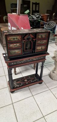 une petite table sur laquelle se trouve une boîte rouge