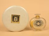 un petit flacon de parfum à côté d'un autre petit flacon de parfum