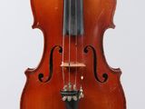 gros plan d'un violon avec un archet sur fond blanc
