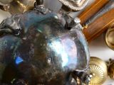 beaucoup d'objets en argent posés sur la table