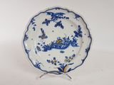 l'image d'une assiette bleue et blanche ornée de fleurs
