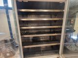 une porte vitrée derrière laquelle se trouvent plein de plats