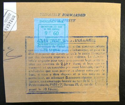 un gros plan d'une carte postale sur laquelle est apposé un timbre