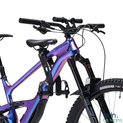 vélo de montagne violet et bleu sur fond blanc, avec un guidon noir