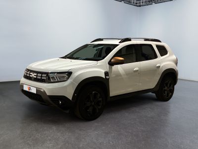 La Dacia blanche est garée dans une pièce blanche équipée d'une galerie de toit noire