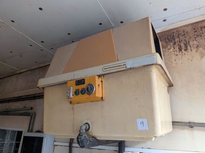 une boîte posée sur une autre boîte
