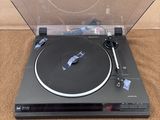 gros plan d'une table tournante sur laquelle se trouve un tourne-disque
