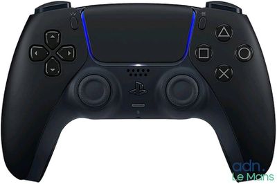 gros plan d'une manette de jeu vidéo sur fond blanc