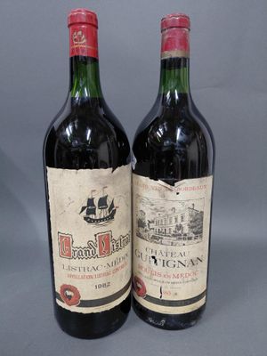 deux bouteilles de vin posées l'une à côté de l'autre sur une table