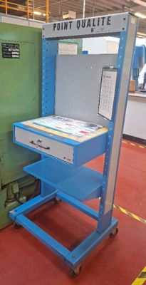 une machine posée sur un chariot dans une pièce