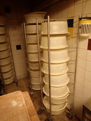 une grande pile d'assiettes blanches posée sur un égouttoir dans une cuisine