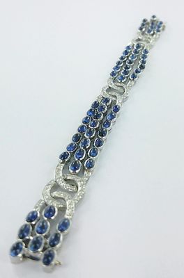 un gros plan d'un bracelet orné de pierres bleues