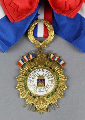 OMNIA LABOR MEDAILLE en bronze doré et émail "OMNIA LABOR - …