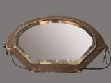 un miroir accroché au mur, entouré d'une corde