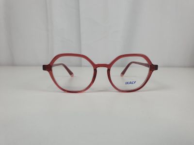 une paire de verres rouges posée sur une table blanche