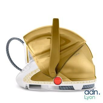 un casque doré orné d'un bouton rouge