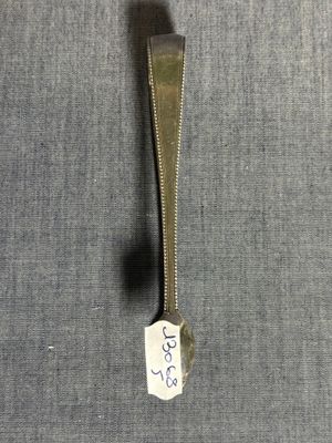 une cuillère avec une étiquette, posée sur une table