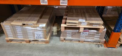 deux palettes de bois empilées l'une sur l'autre dans un entrepôt
