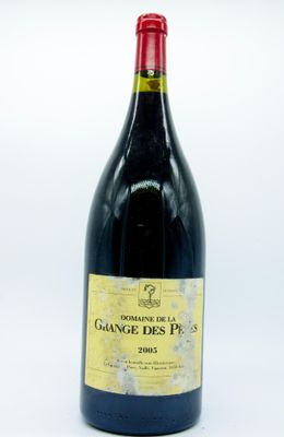 une bouteille de vin posée sur une table
