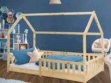 une photo d'une chambre d'enfant avec un lit et un canapé