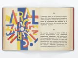 un livre ouvert sur lequel figure une illustration aux couleurs vives