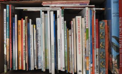 beaucoup de livres sur une étagère dans une bibliothèque