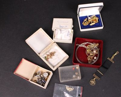 beaucoup de bijoux posés sur une table