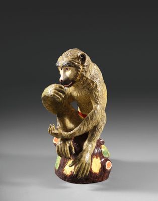 une image représentant une statue de singe assis sur une souche d'arbre