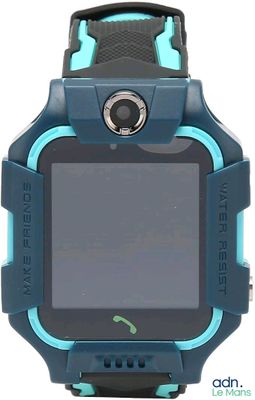 une montre bleue et noire dotée d'un écran