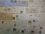 Il y a de nombreux types de timbres différents sur cette feuille de papier.
