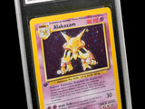 gros plan d'une carte pokemon sur fond noir