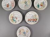 six assiettes ornées de motifs différents, posées sur un fond gris