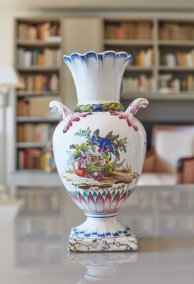 un vase posé sur une table dans une pièce