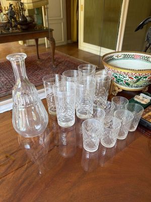 beaucoup de verres et un vase sur la table